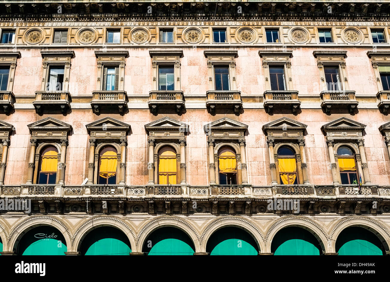 En el edificio histórico de la Piazza Duomo, Milan, Italia. Foto de stock