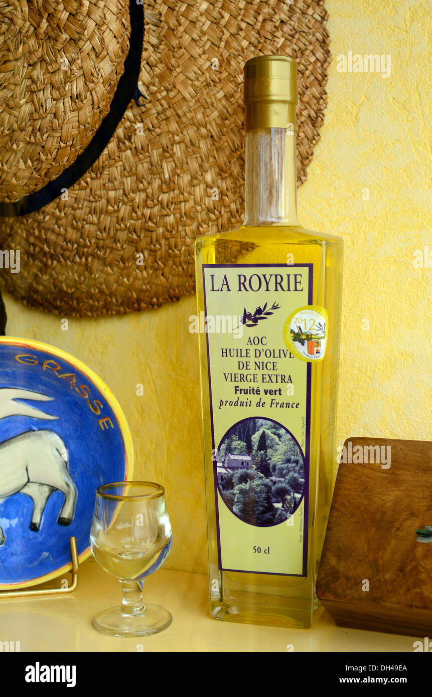 La Royrie Botella De Aceite De Oliva En Ventana De Tienda Grasse Francia Foto de stock