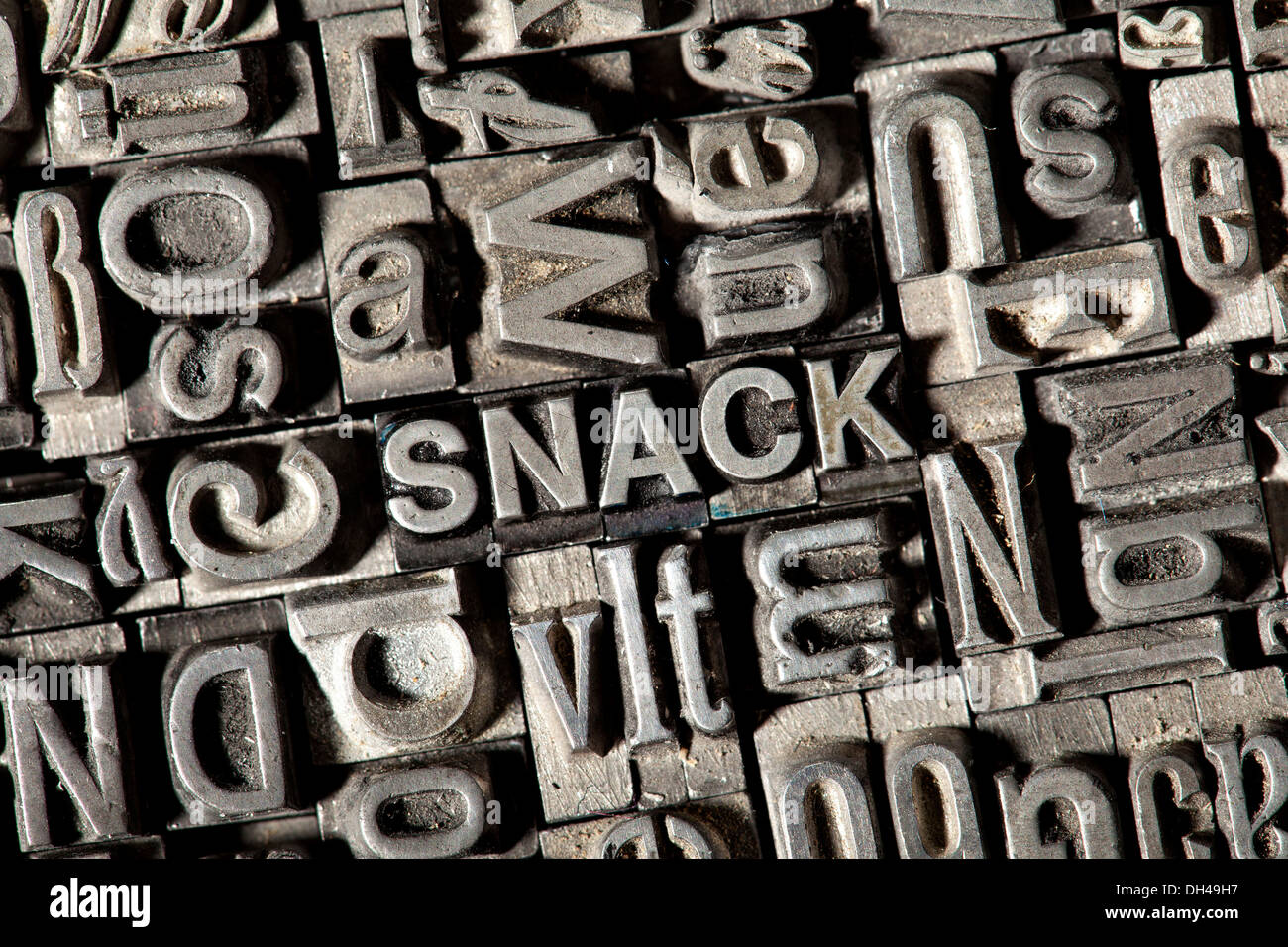 Cable viejo letras que forman la palabra SNACK Foto de stock