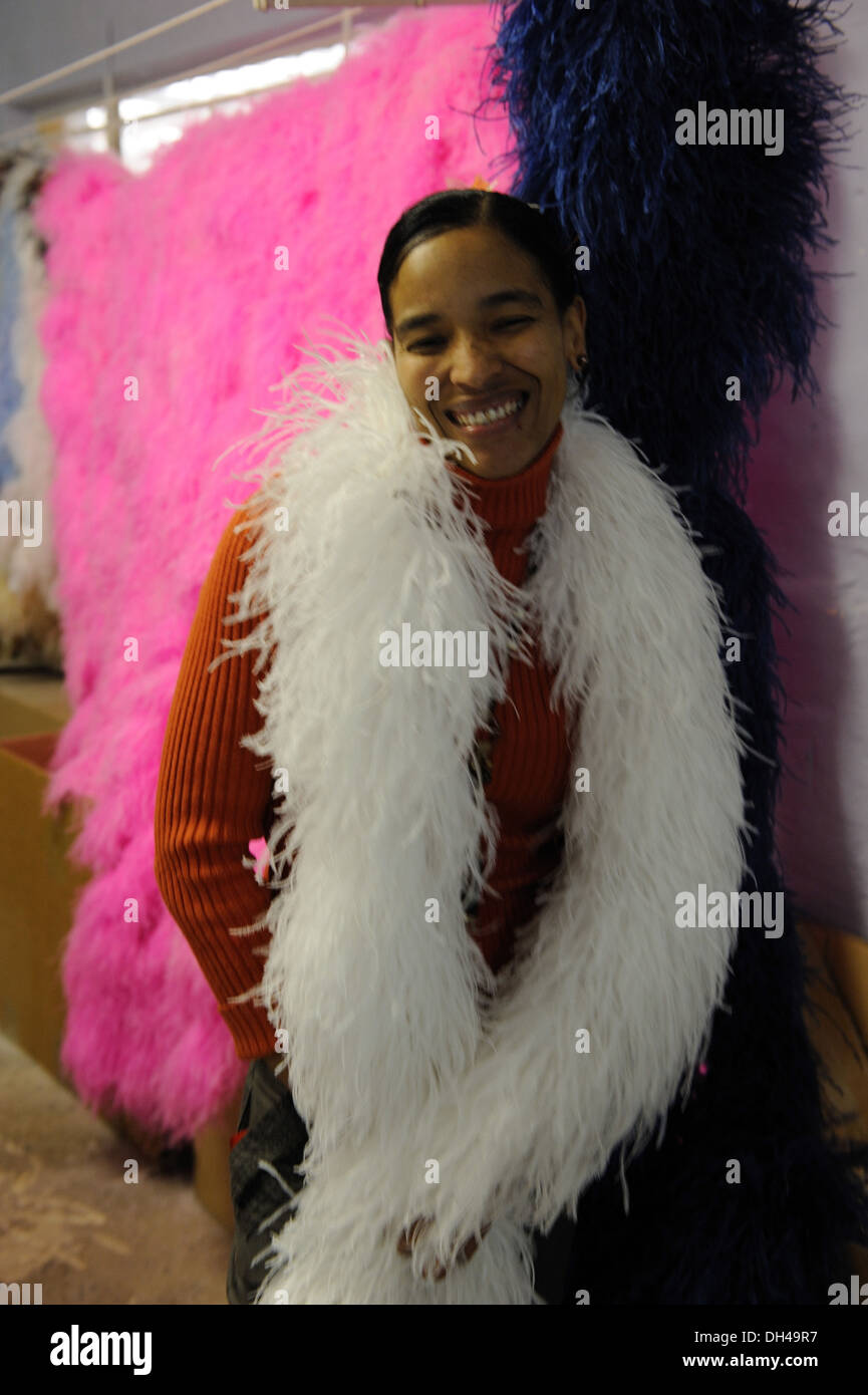 Mujer vistiendo bufanda de plumas en la fábrica de plumas de avestruz  Sudáfrica Fotografía de stock - Alamy