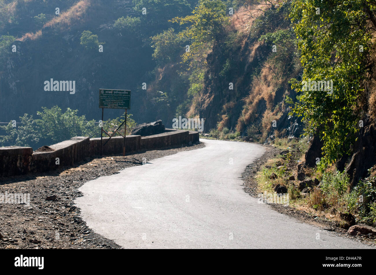 Curva de la carretera en alquitrán en Ghats Occidental Maharashtra India Asia Jan 2012 Foto de stock