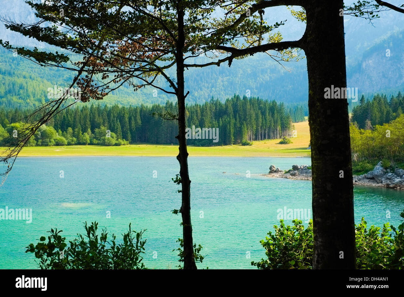 Fusine lago de montaña en Friuli, Italia Foto de stock