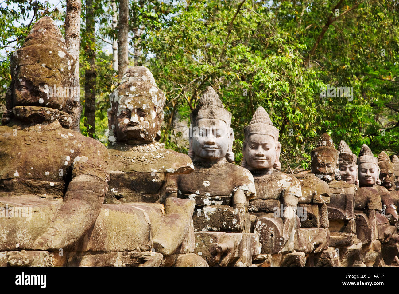 Las estatuas en el sitio arqueológico de Angkor, Siem Reap, Camboya Foto de stock
