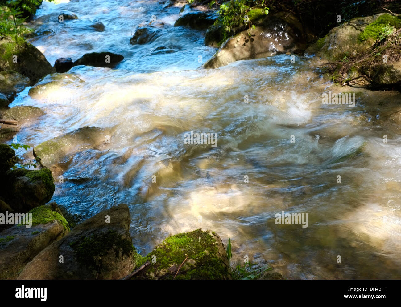 Cerca del río con agua fluyendo en Arco, Trento, Italia Foto de stock