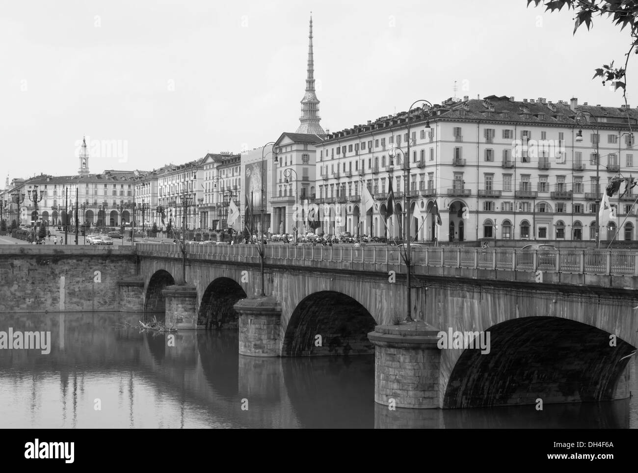 Una vista de Ponte Vittorio Emanuele I, Piazza Vittorio Veneto y la Mole Antonelliana, Turín, Italia. Foto de stock