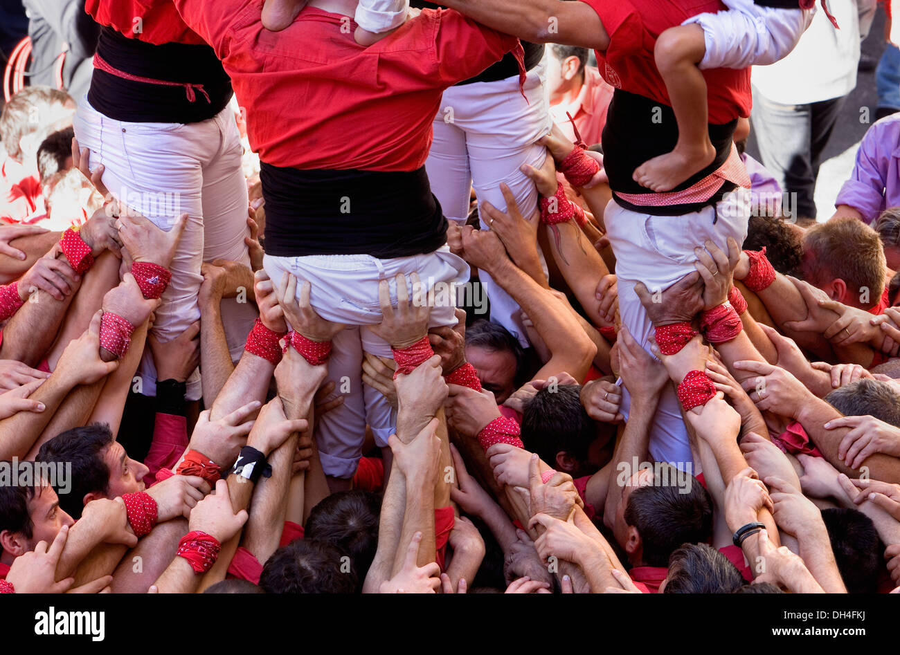 Colla Joves Xiquets de Valls.'Castellers' edificio torre humana. La Plaça  Vella.El Vendrell.La provincia de Tarragona, España Fotografía de stock -  Alamy