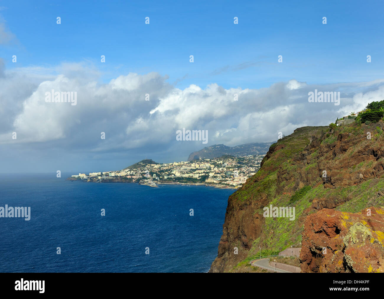La isla de Madeira y la ciudad de Funchal en la distancia Foto de stock