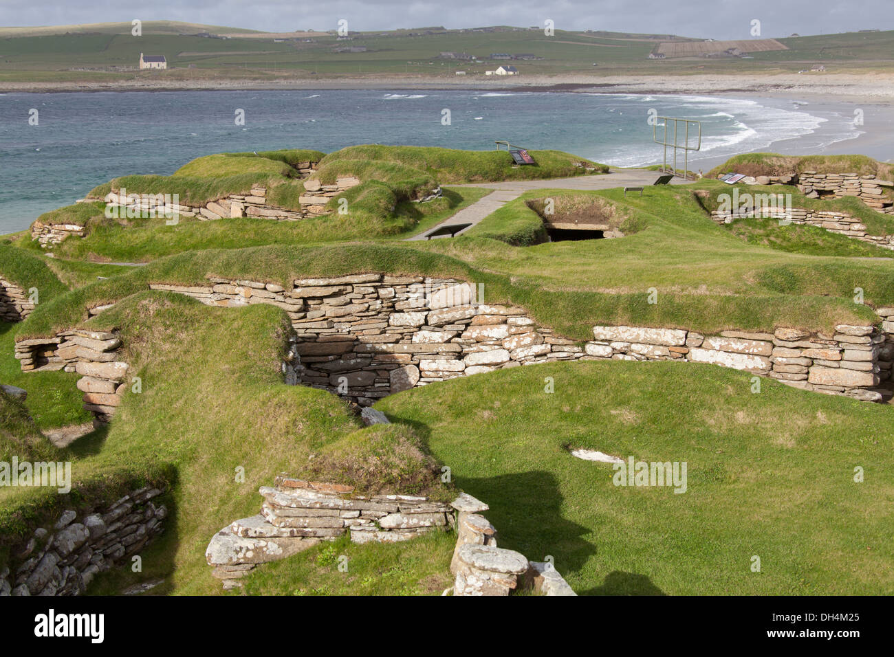 Las islas de Orkney, Escocia. El asentamiento neolítico de Skara Brae, en la Bahía de Skaill en el fondo. Foto de stock