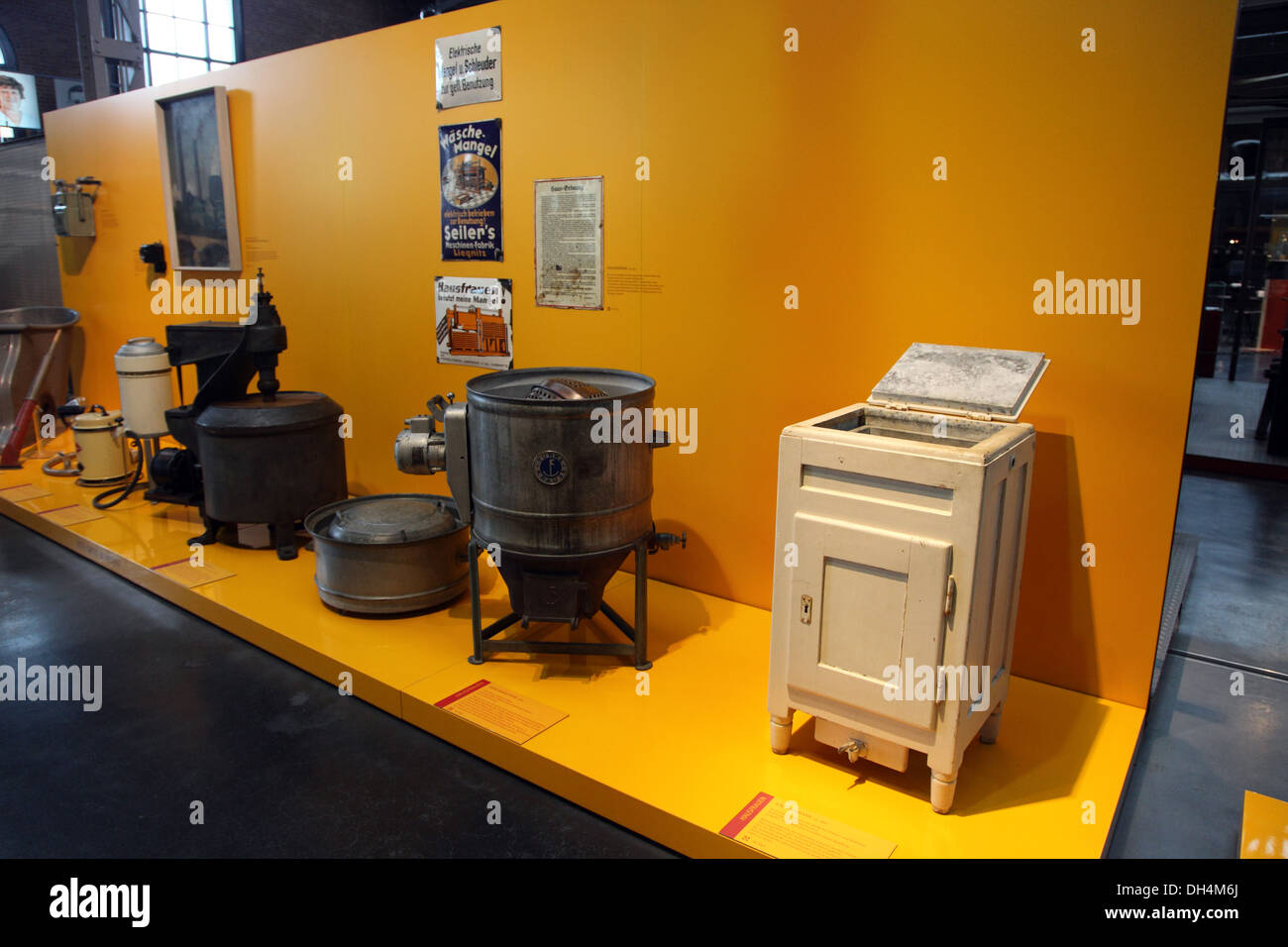 A finales del siglo xix, lavadoras exhibido en el Museo Industrie Chemnitz, Alemania Foto de stock