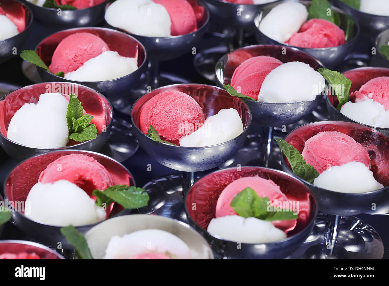 Fruity helado sundae en un plato con hojas de menta Foto de stock