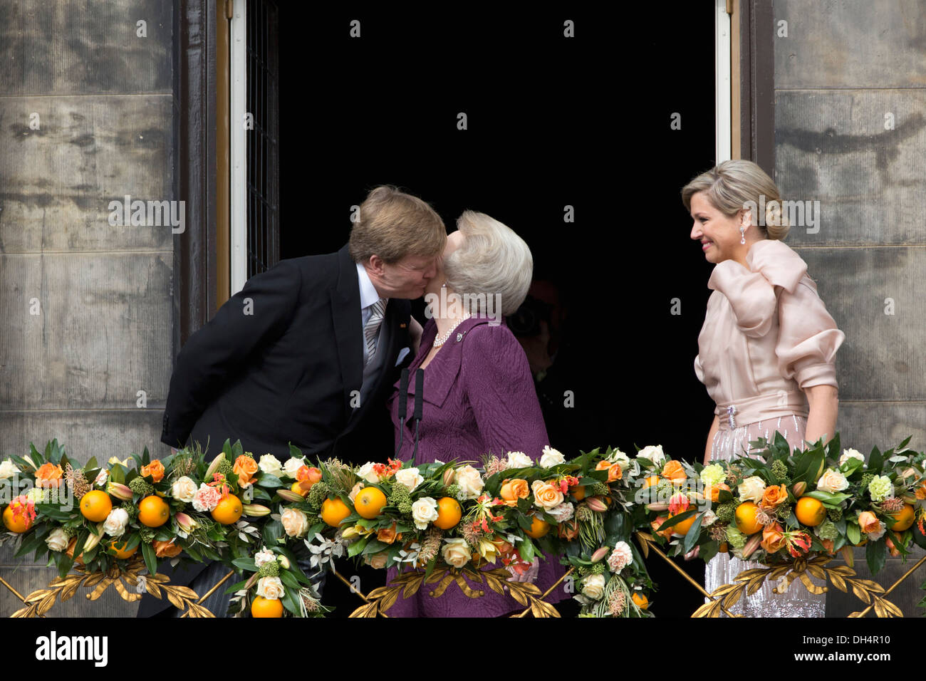 Los Países Bajos, el 30 de abril de 2013. Palacio real en la Plaza Dam. Willem-Alexander rey, la Reina, la princesa Beatriz de Maxima en el balcón. Foto de stock