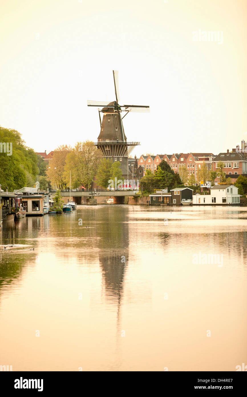 Países Bajos, Amsterdam, Molino y houseboats cerca Zeeburgerpad Foto de stock