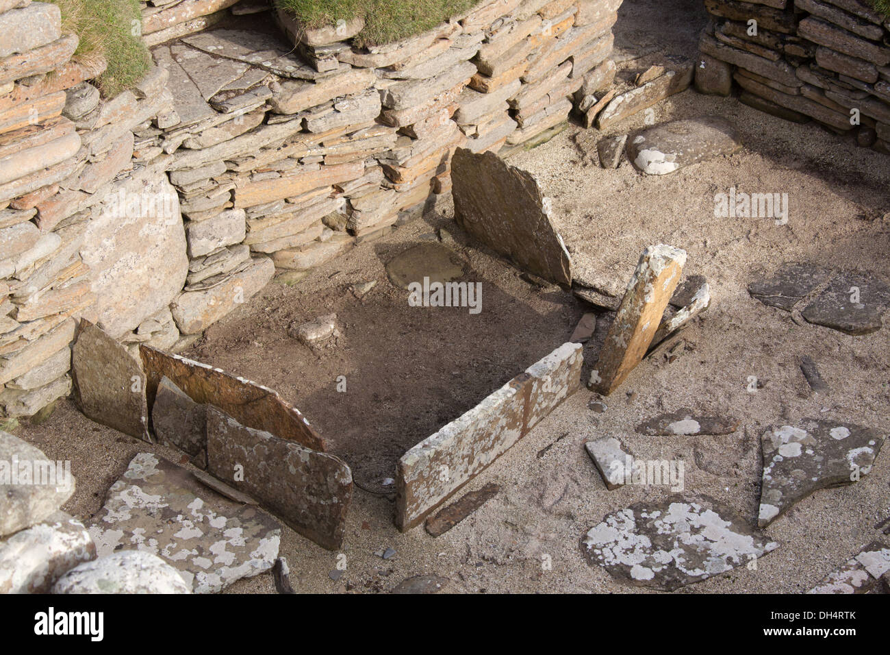 Las islas de Orkney, Escocia. Vista de cerca de la cama del neolítico en la casa número 5 del asentamiento neolítico de Skara Brae Fotografía de stock - Alamy