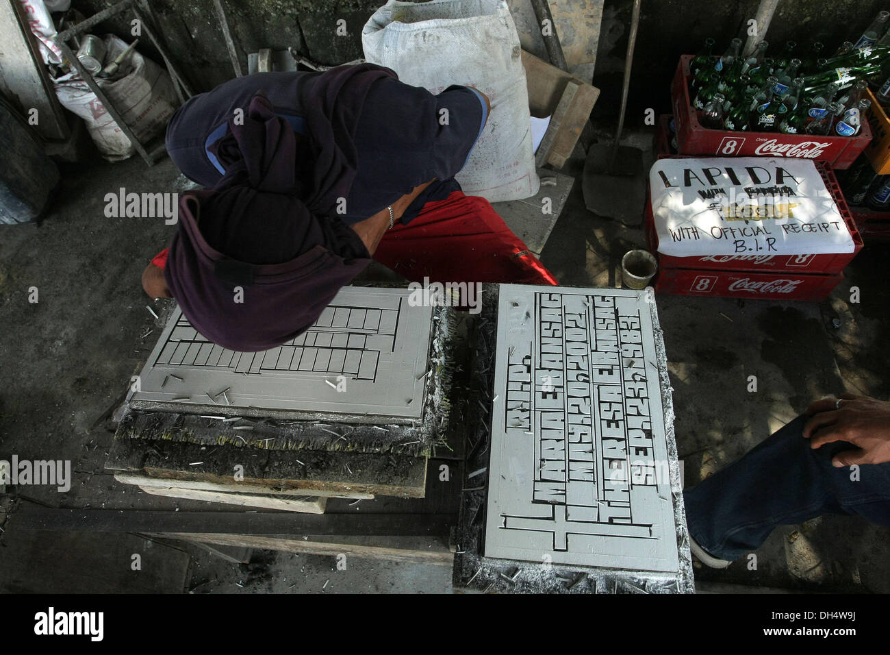 Davao, Filipinas. 31 Oct, 2013. Lápida maker FELIX RONEDA Filipino, de