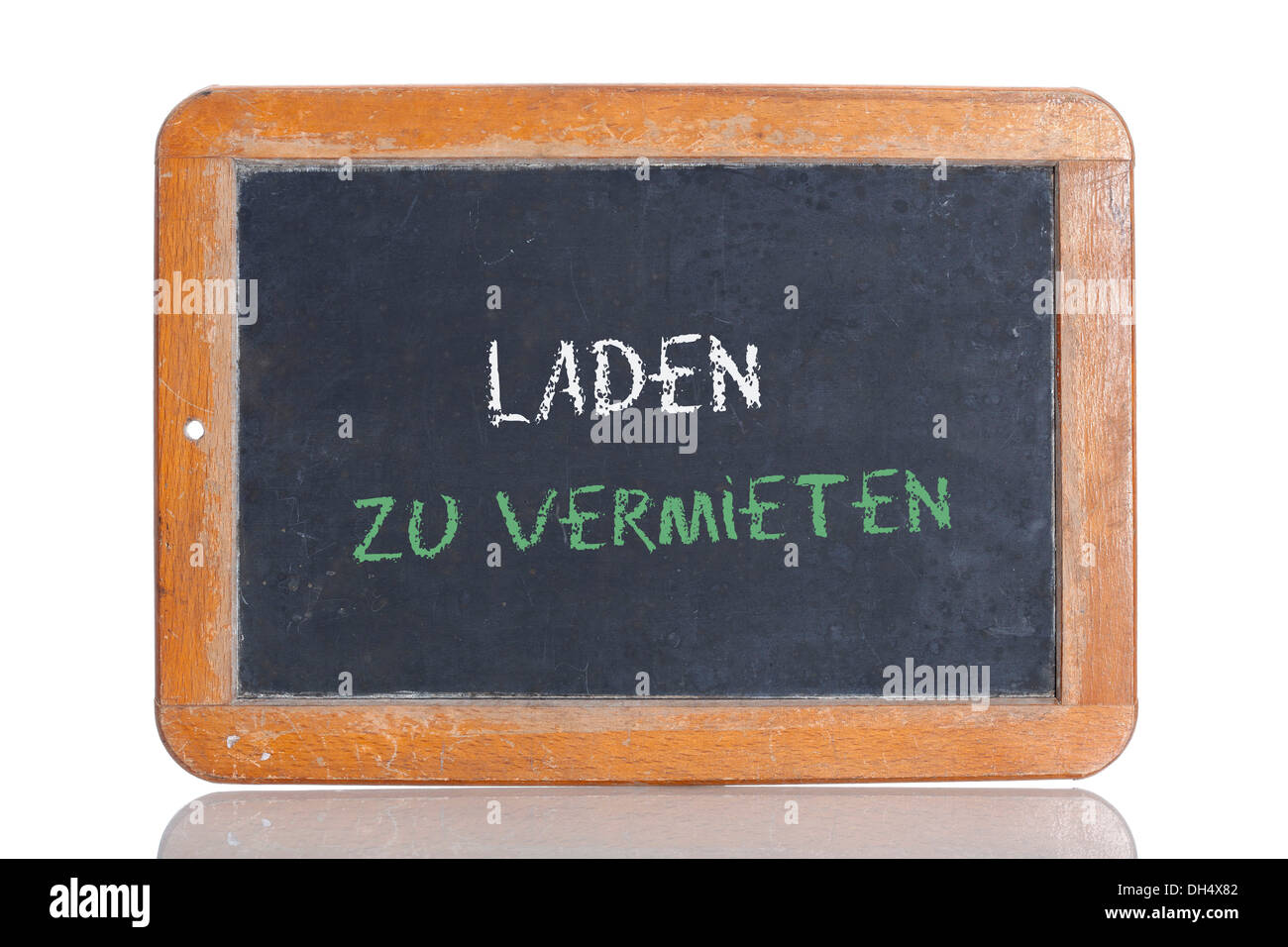 La vieja escuela pizarra con las palabras "LADEN ZU VERMIETEN, Alemán para almacenar para alquilar Foto de stock