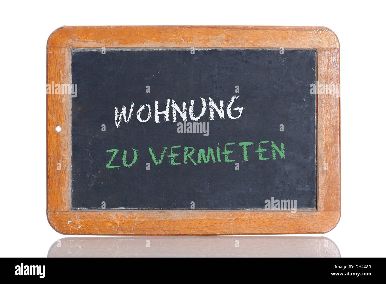 La vieja escuela pizarra con las palabras "WOHNUNG ZU VERMIETEN, Alemán para Apartamento para alquilar Foto de stock