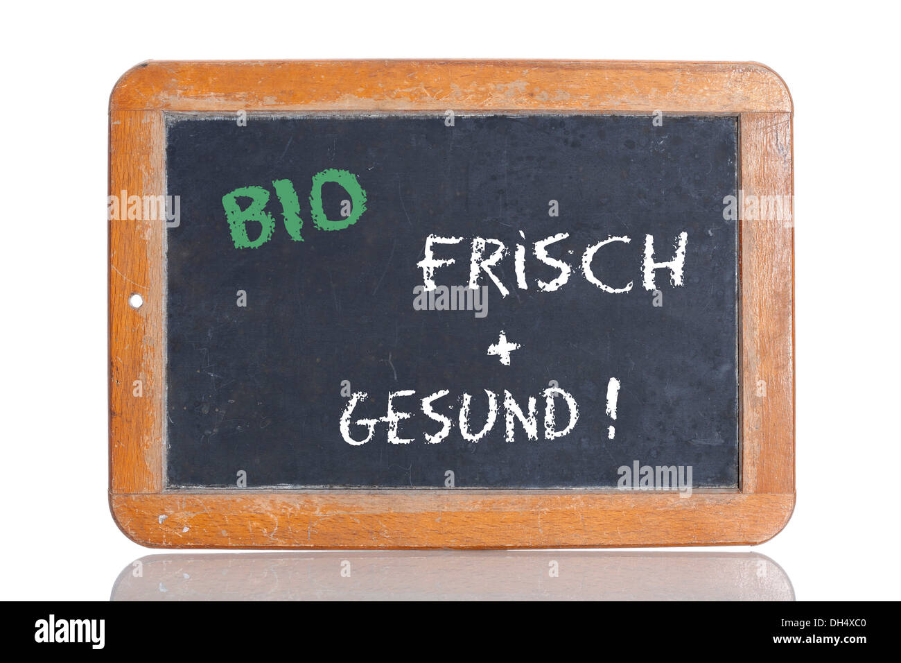 La vieja escuela pizarra con las palabras BIO - FRISCH + GESUND!, Alemán para orgánicos - fresco + saludable! Foto de stock