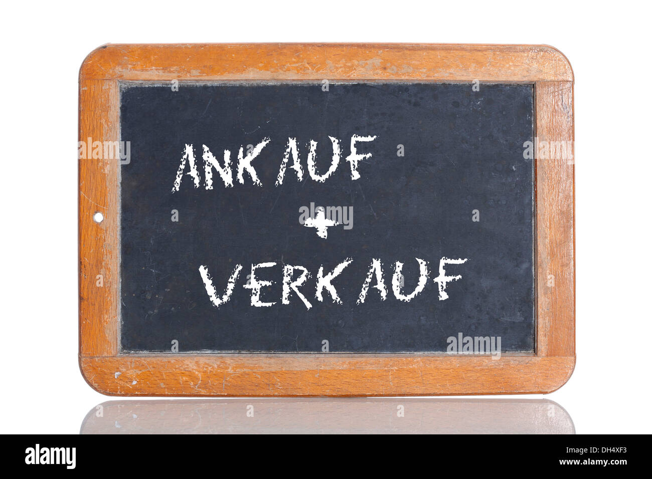 La vieja escuela pizarra con las palabras ANKAUF + VERKAUF, Alemán para Comprar Vender + Foto de stock