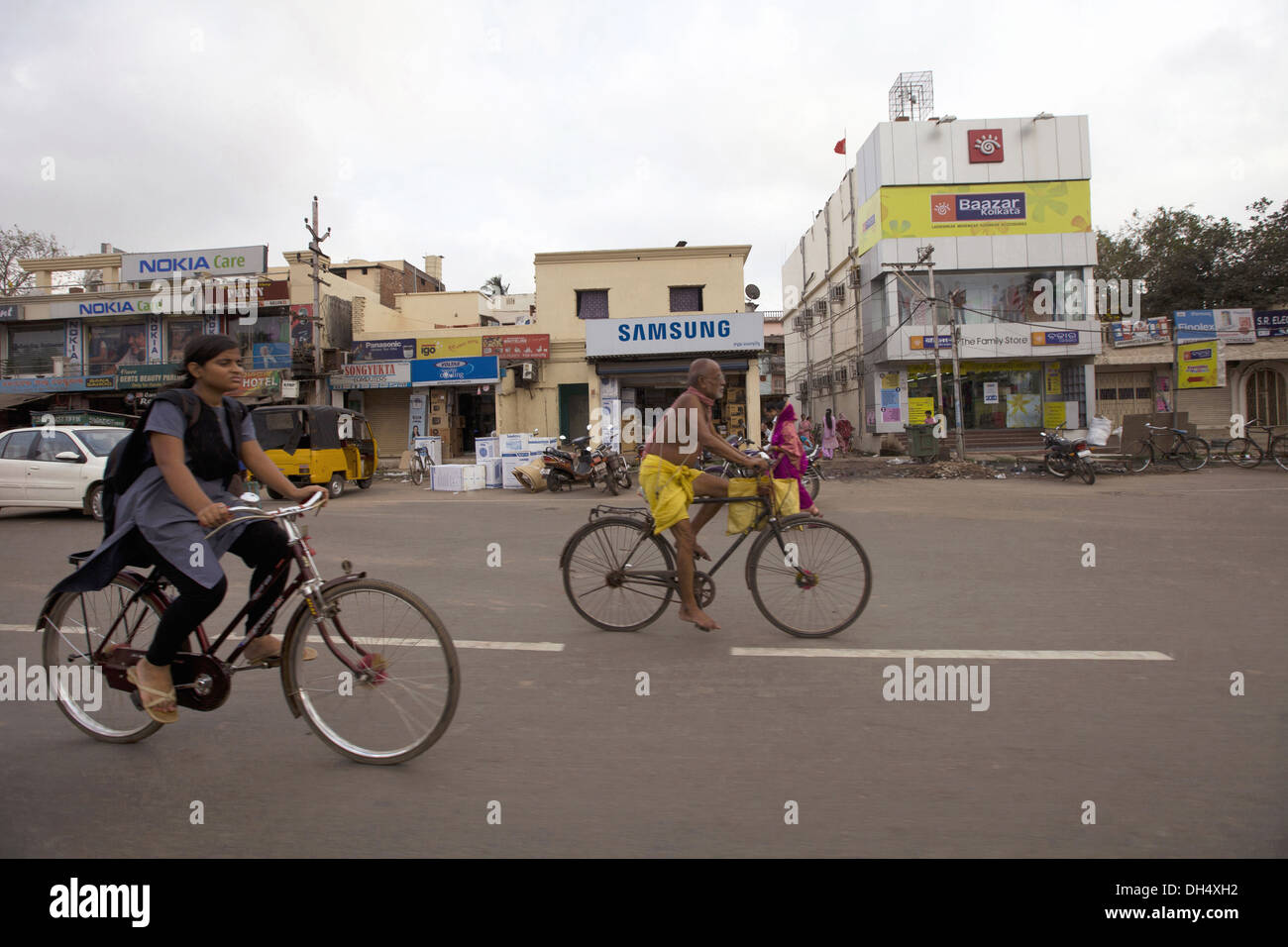 Sacerdote hindú típico montar en bicicleta por las calles de puri, puri, Orissa, India Foto de stock