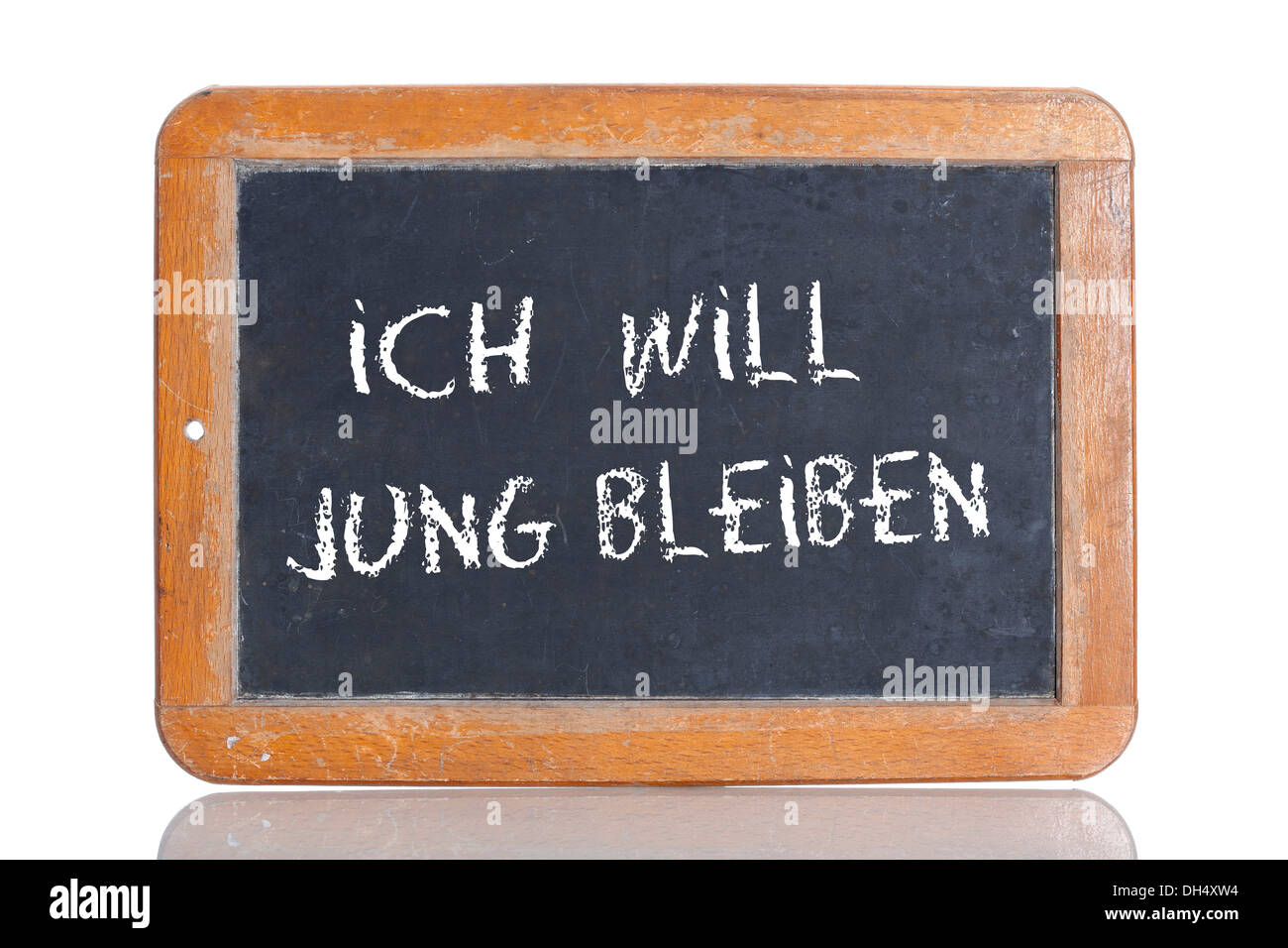 La vieja escuela pizarra con las palabras "Ich will JUNG BLEIBEN!, Alemán para el deseo de permanecer joven! Foto de stock