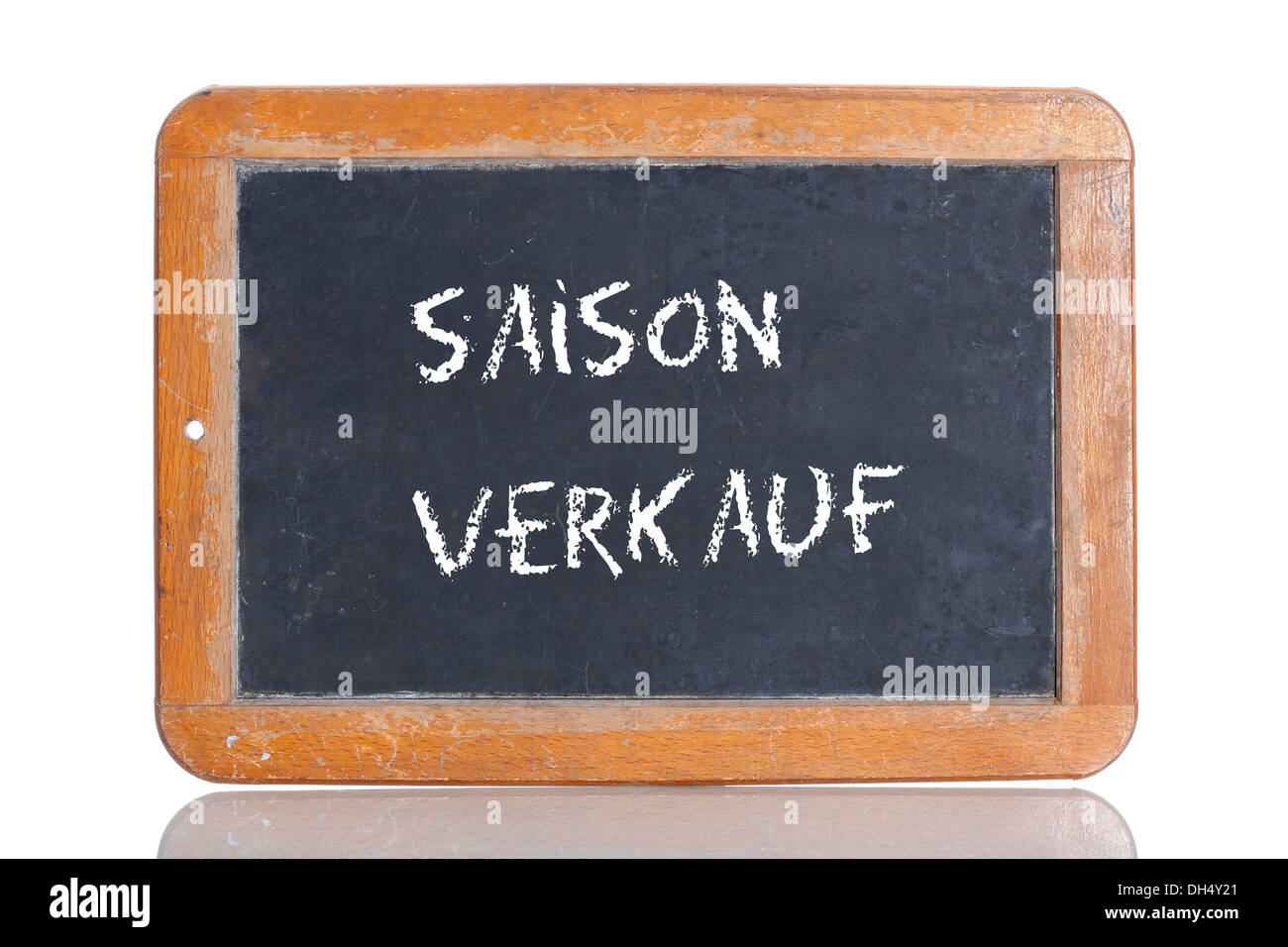 La vieja escuela pizarra con las palabras "SAISON VERKAUF, Alemán para la venta de temporada Foto de stock