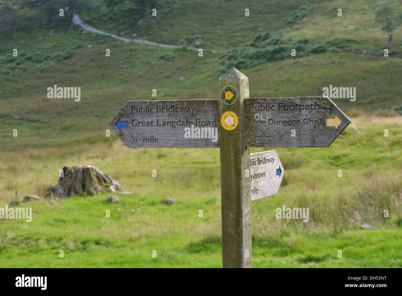 English paseos, signpost, campo, Gran Langdale road, Nueva mazmorra Dhyll, Foto de stock