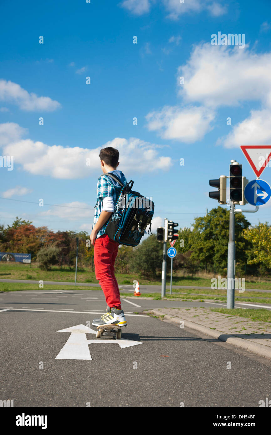 Skateboarder Infantil Monta En Patineta En La Calle. Niño En Una Ciudad De  Verano. Niño Pequeño Niño Pequeño Montando Skateboard E Imagen de archivo -  Imagen de elegante, manera: 264385035