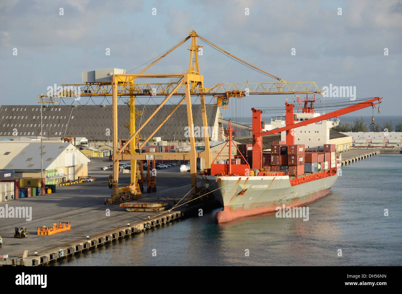 Buque de carga en el puerto de cruceros de Bridgetown en Barbados. Foto de stock