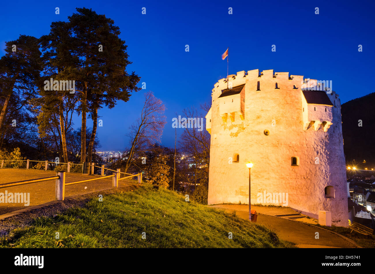 Brasov, Transilvania, Rumania. Torre blanca bastión, construido en la época medieval para proteger la ciudad. Paisajes al atardecer. Foto de stock
