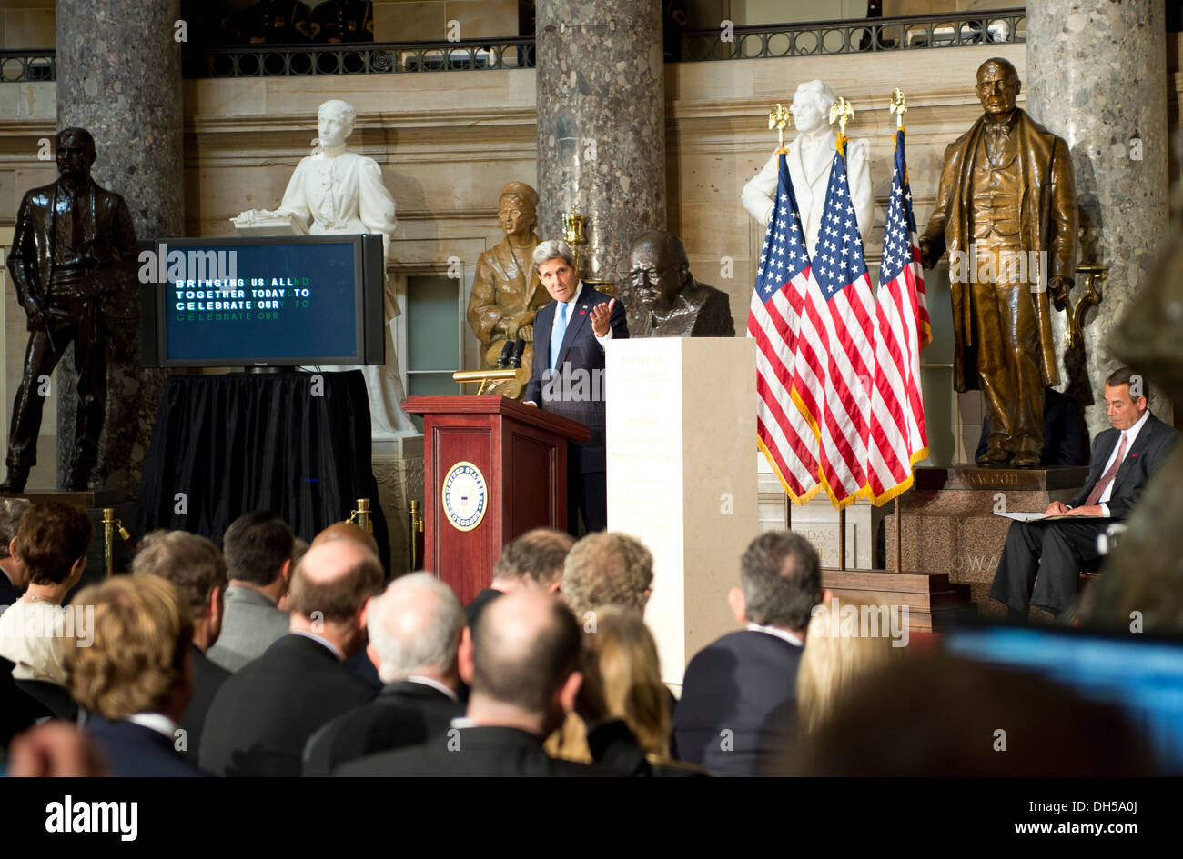 El Secretario de Estado de Estados Unidos, John Kerry ofrece comentarios en la dedicación de un busto de Winston Churchill en el Capitolio de los Estados Unidos en Washington, D.C., el 30 de octubre, 2013. El busto está colocado en virtud de la resolución 497, la cual fue redactada por el Orador de la cámara Joh Foto de stock