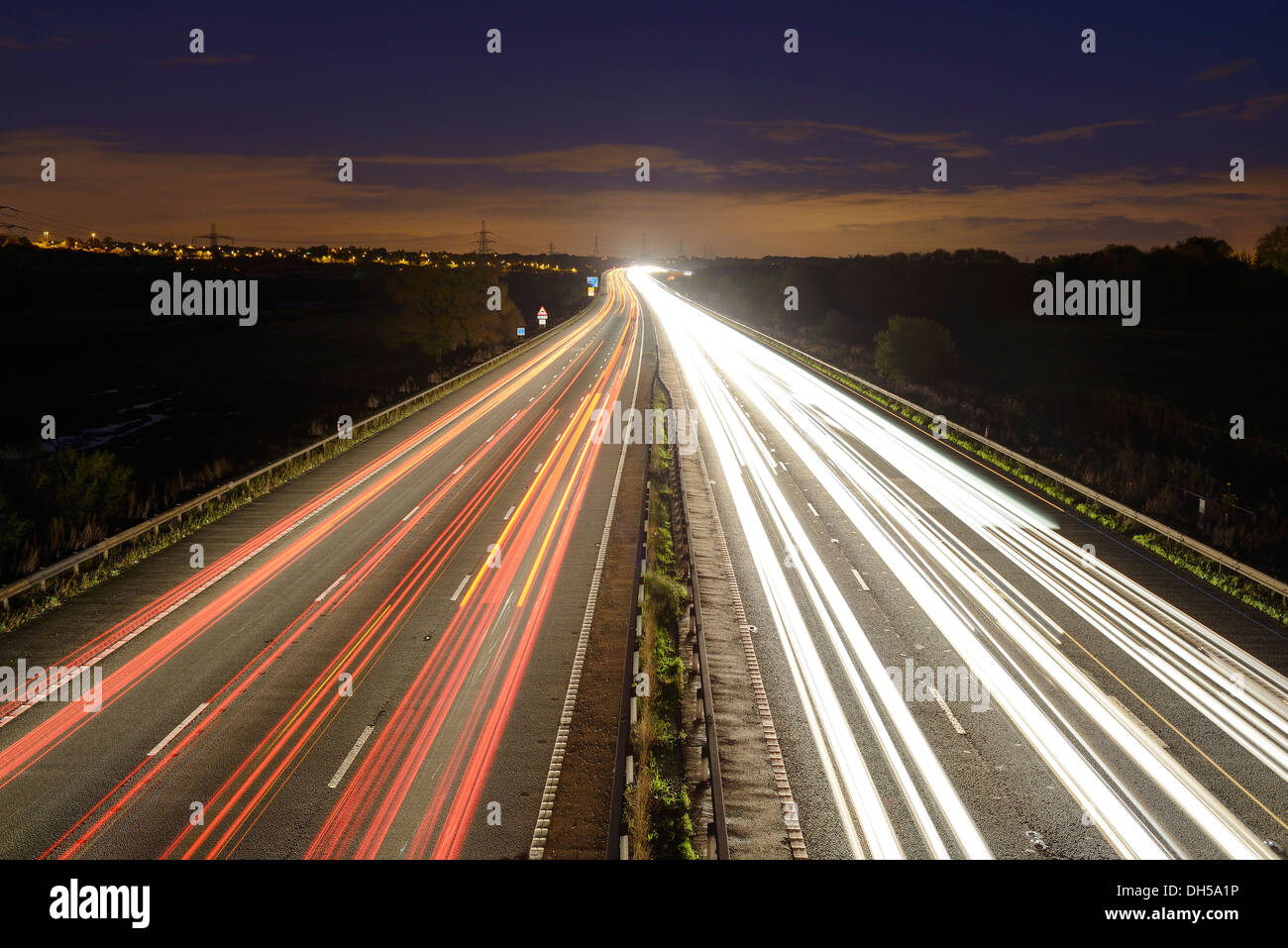 La exposición de tiempo prolongado de noche el tráfico en la autopista M56 UK Foto de stock