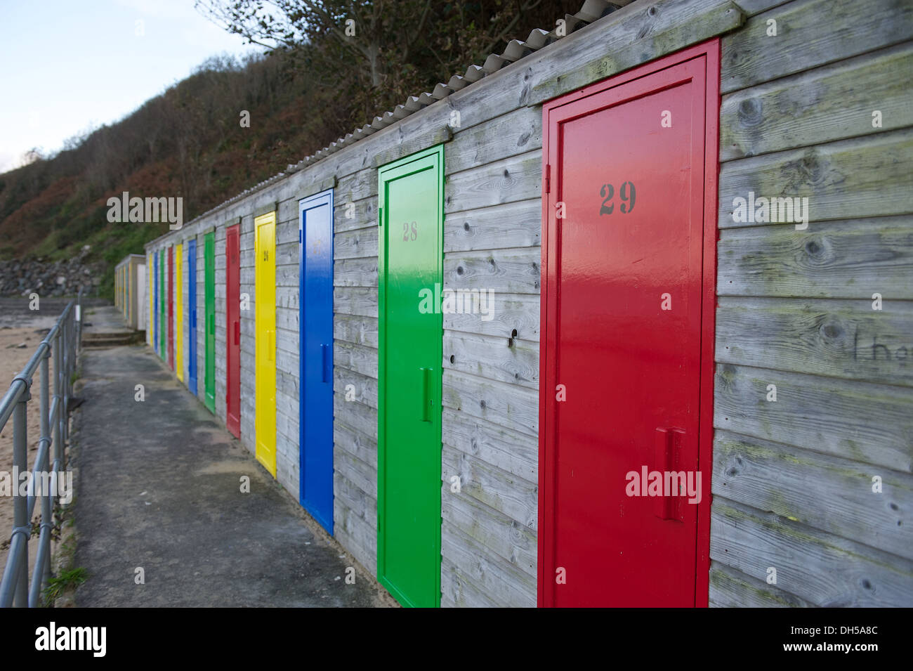 Cabañas de playa en St Ives cornwall con coloridos colores puertas Foto de stock