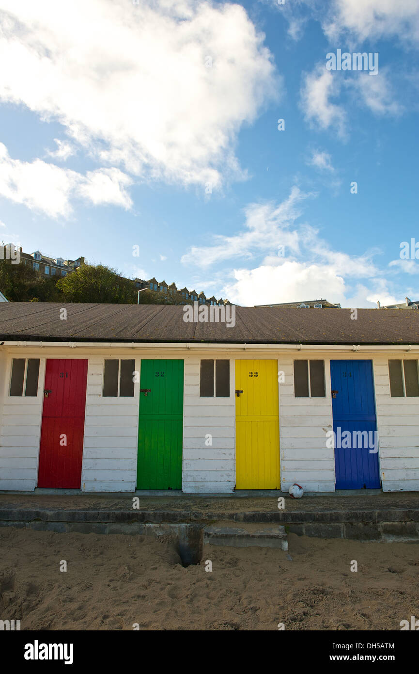 Cabañas de playa en St Ives cornwall con coloridos colores puertas Foto de stock