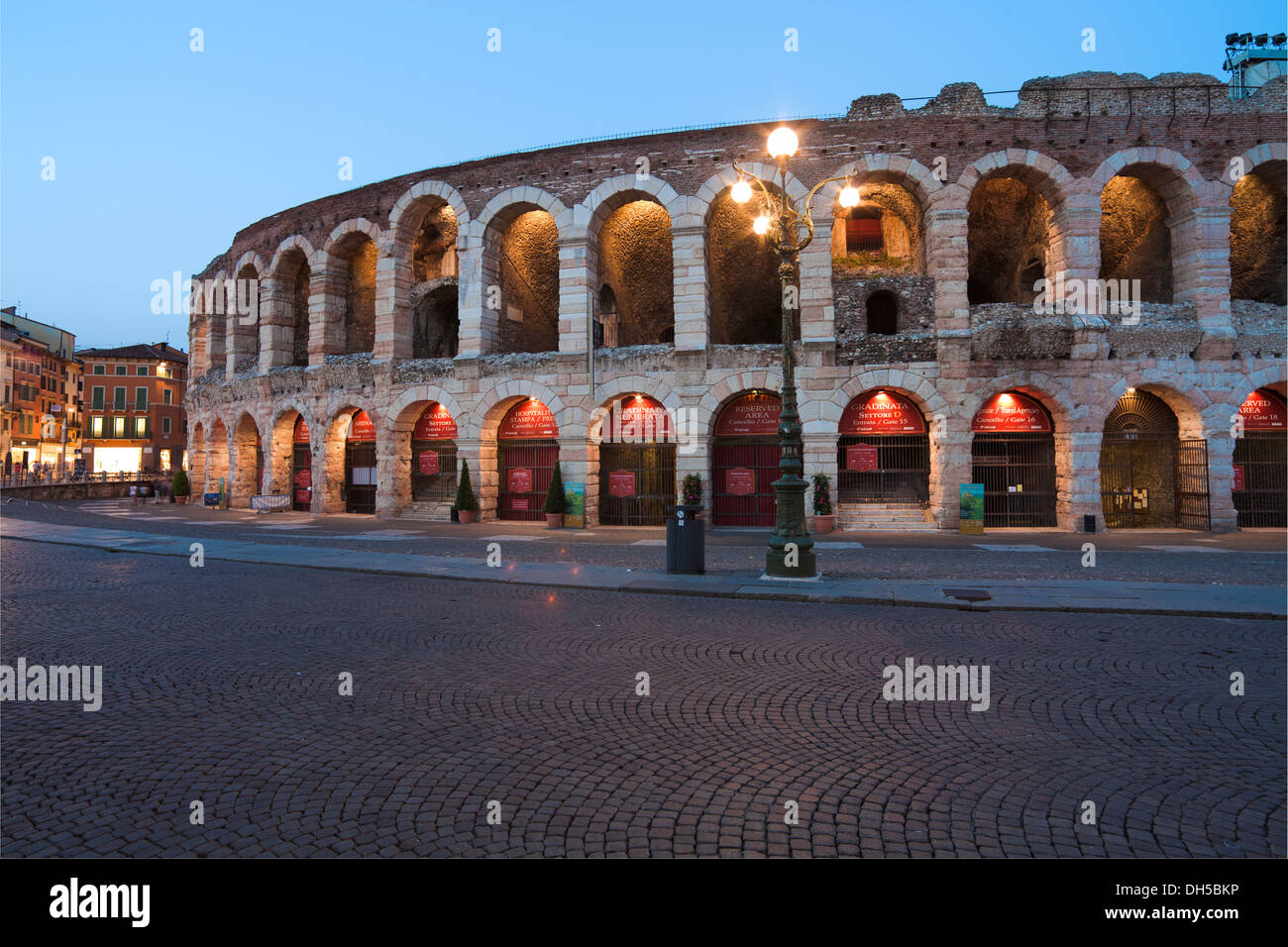La Arena en la Piazza Bra' en Verona; Arena di Verona Foto de stock