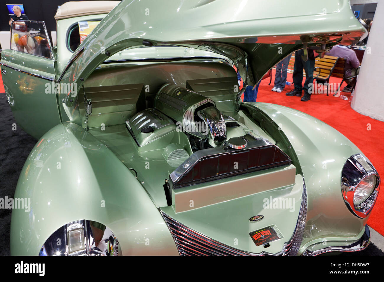 Mostrar coches clásicos restaurados en el área de la bahía del motor con el capó abierto en un car show - EE.UU. Foto de stock
