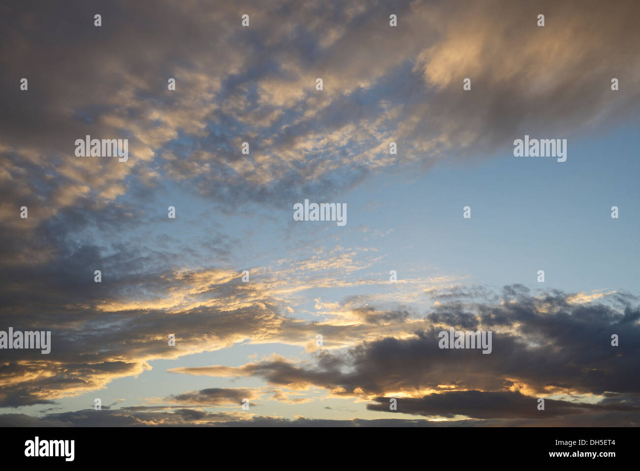 A última hora de la tarde el cielo y las nubes mientras el sol se pone UK Foto de stock