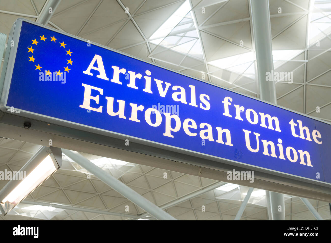 Las llegadas procedentes de la Unión Europea firman en la salida al aeropuerto de Stansted, Inglaterra, Reino Unido. Foto de stock