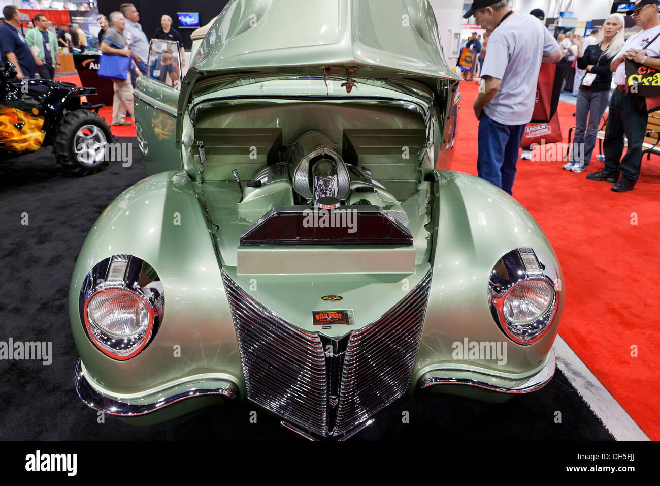 Mostrar coches clásicos restaurados en el área de la bahía del motor con el capó abierto en un car show - EE.UU. Foto de stock
