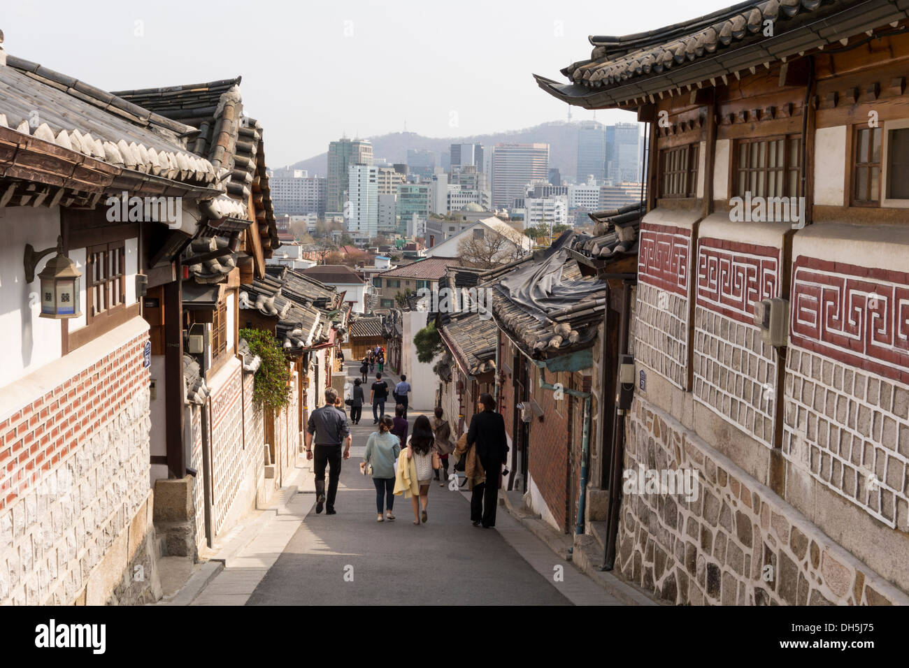 La yuxtaposición de la arquitectura. Antiguas casas tradicionales coreanas  en el pueblo de Bukchon Hanok y modernos edificios en el fondo Fotografía  de stock - Alamy
