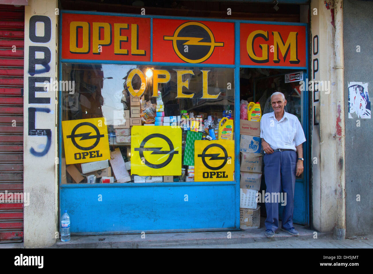 El viejo está de pie en la entrada de una tienda, tienda de venta de repuestos  para Opel o Vauxhall autos, General Motors, Beirut, Líbano Fotografía de  stock - Alamy