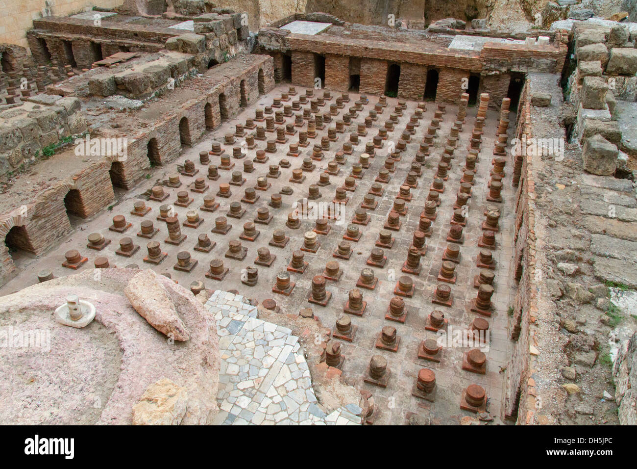 Fundamentos de los baños romanos, el sitio arqueológico de excavación, Beirut, Líbano Foto de stock