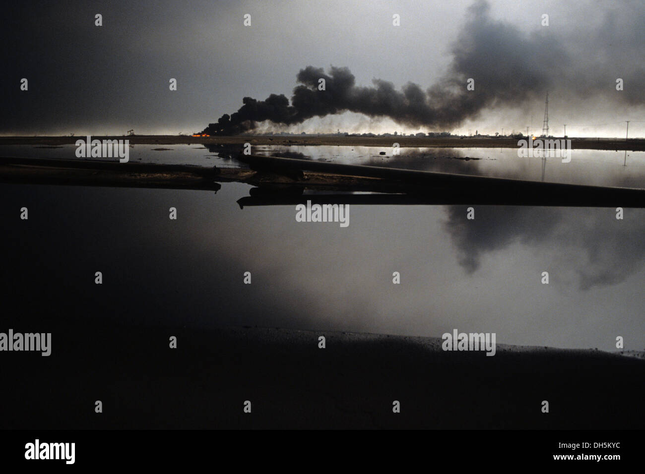 Las secuelas de la guerra del Golfo de 1991 en pozos de petróleo en Kuwait fuego en al área de