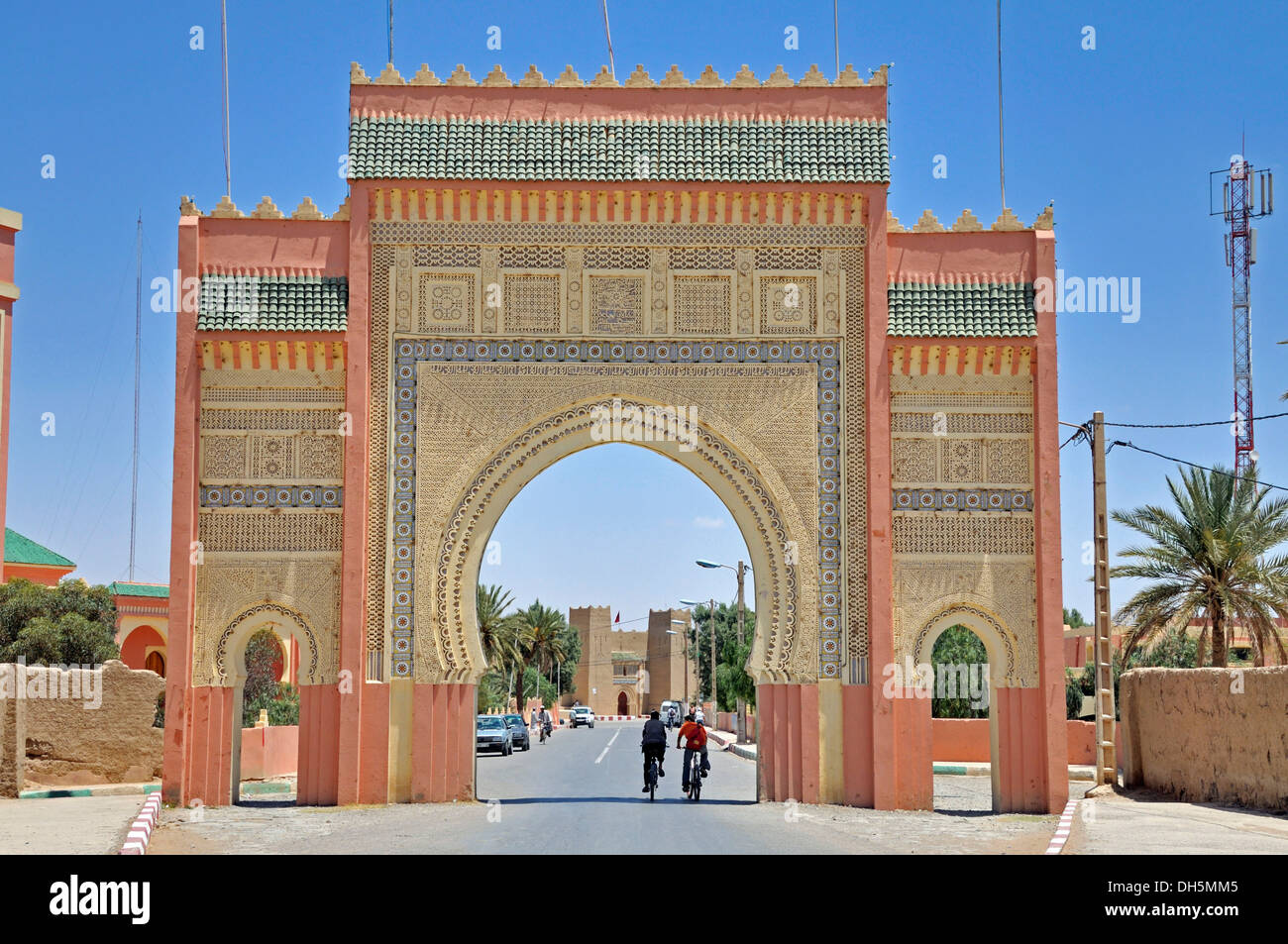 La puerta de la ciudad oriental de Rissani, Marruecos, África PublicGround Foto de stock