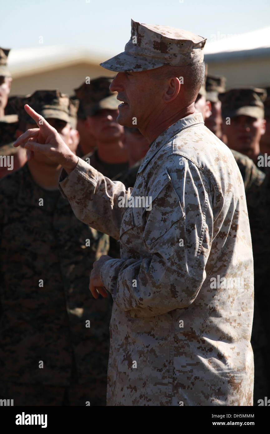 El Brigadier General James Lukeman, comandante general de la 2ª División de Infantería de Marina, charlas a los Infantes de Marina y marineros con rotación del Mar Negro Foto de stock