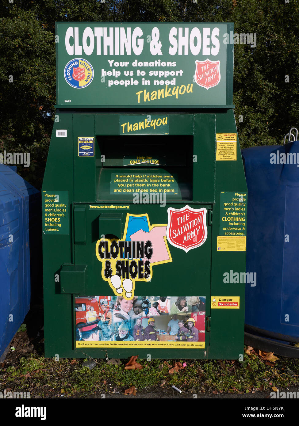 El Ejército de Salvación banco de reciclaje de ropa y calzado Foto de stock