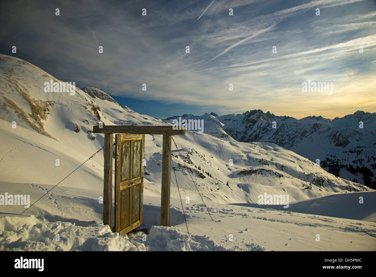 Porta Alpinae sobre Zeigersattel sillín, parte del proyecto de arte 'Abrir la puerta de otro mundo', Nebelhorn bei Oberstdorf Foto de stock