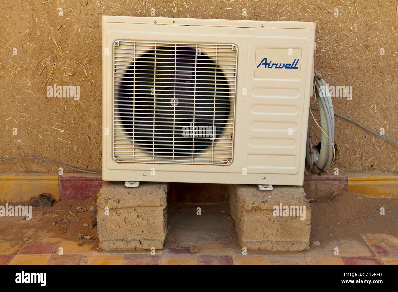 Unidad de aire acondicionado al aire libre, en el techo de un Kasbah,  Merzouga, región Meknès-Tafilalet, Marruecos Fotografía de stock - Alamy