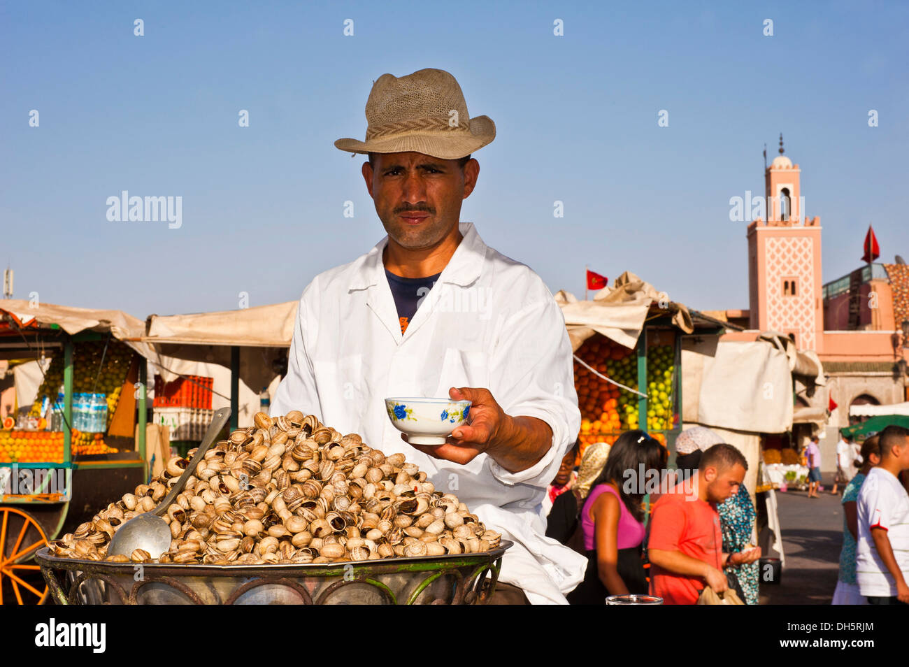Hombre venta de caracoles en su cookshop, Djema el Fna, la plaza del ahorcado, Marrakech, Marruecos, África Foto de stock