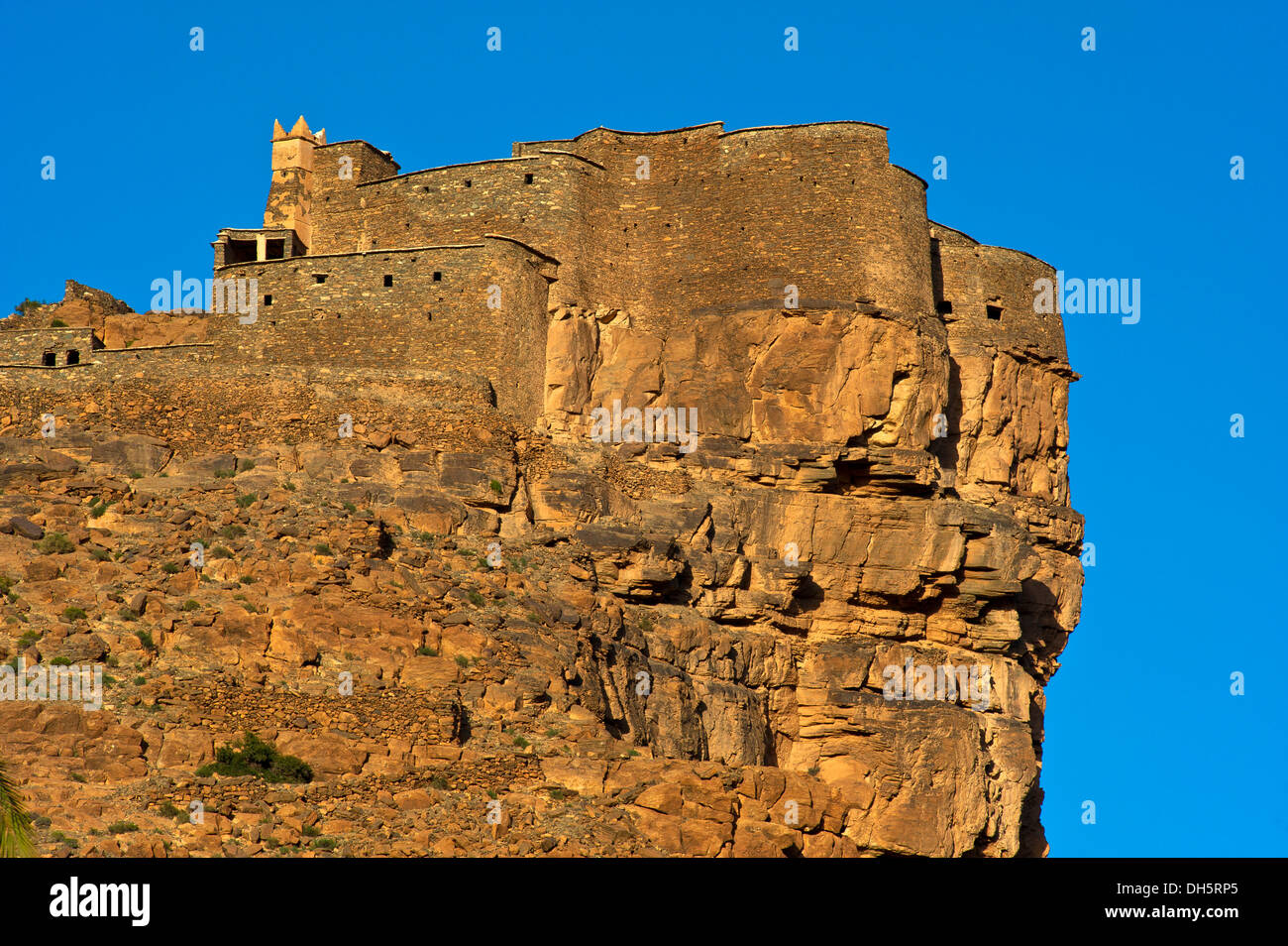 Agadir Aguelluy, castillo fortificado sobre un risco, Amtoudi, Anti-Atlas o menor cordillera del Atlas, en el sur de Marruecos, Marruecos Foto de stock