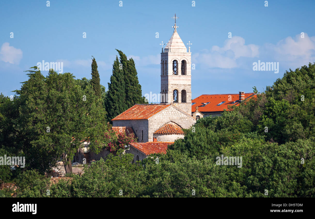 Monasterio ortodoxo serbio de Rezevici, Montenegro, costa del Mar Adriático Foto de stock